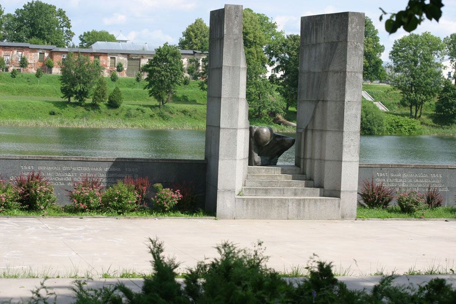 Памятник в тартуском парке Раади, где проходят собрания советских ветеранов в памятные даты.