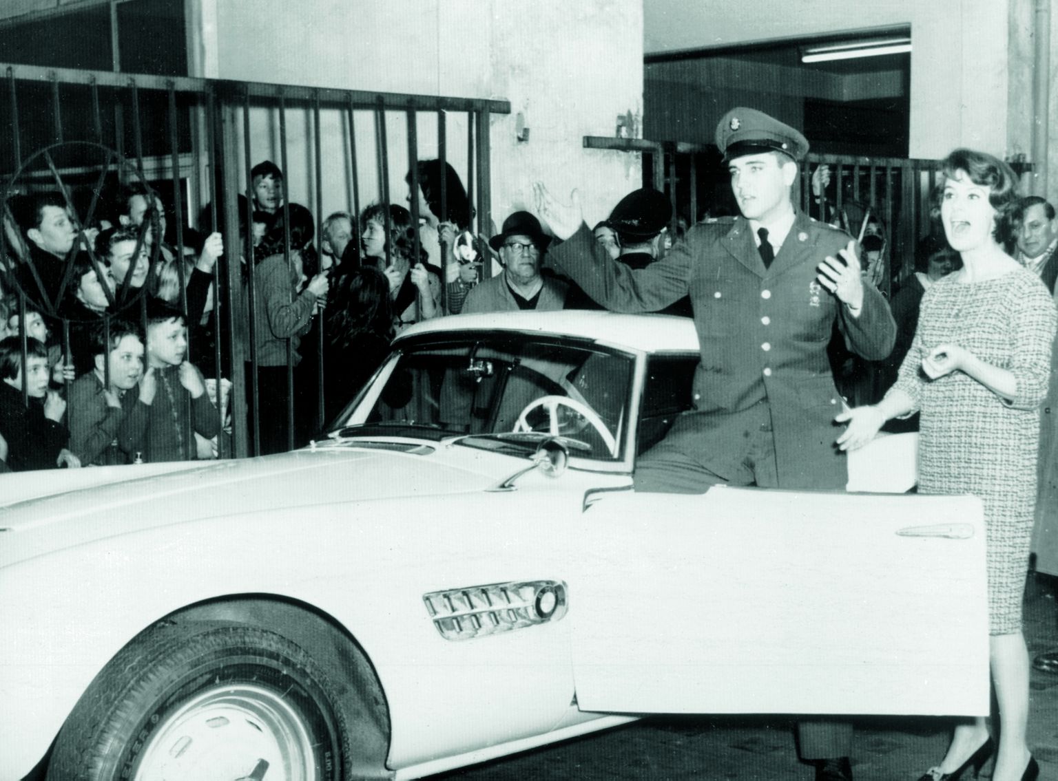 Elvis Presley oma valgesse BMW-sse sisenemas.