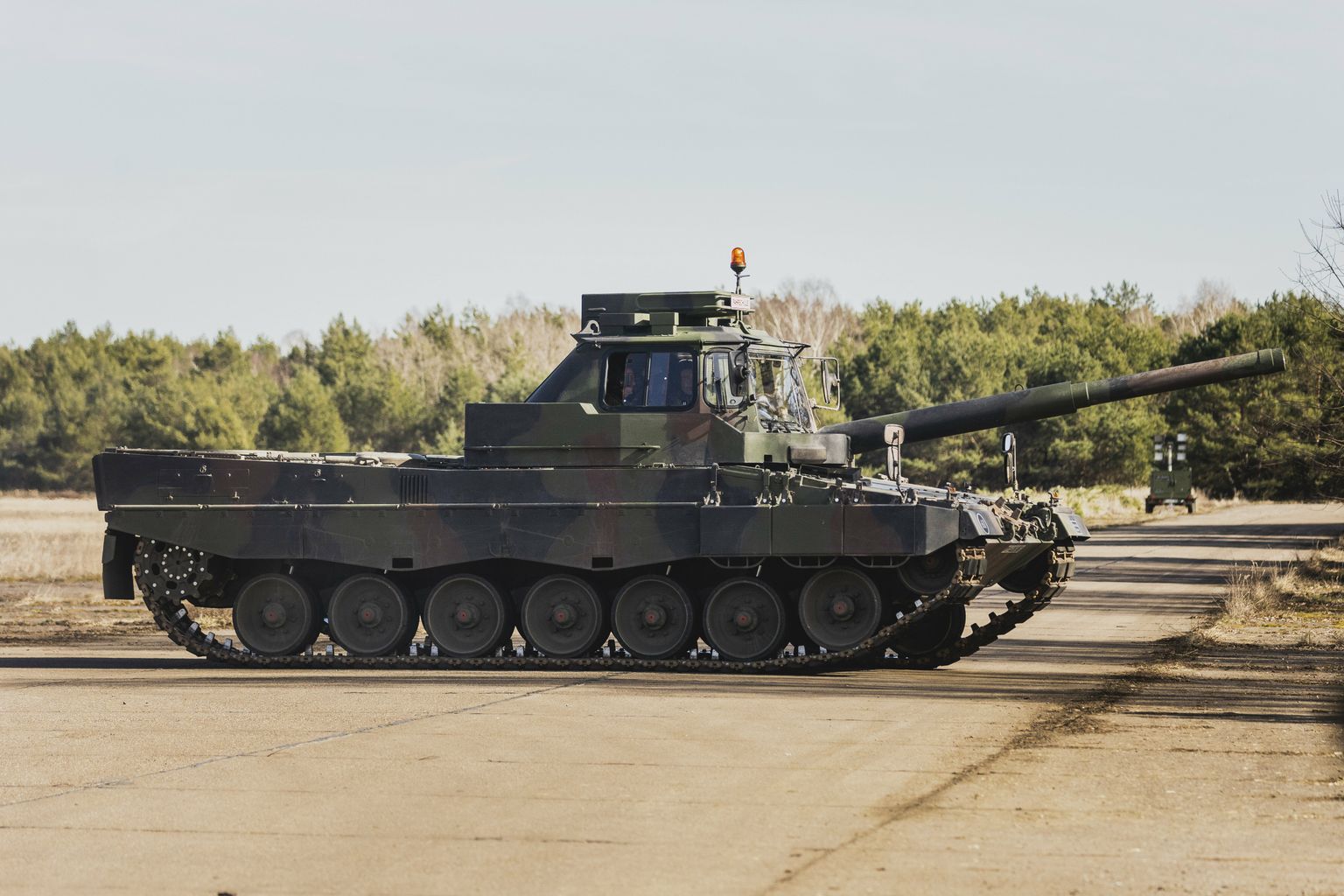 "Leopard 2" tanks.