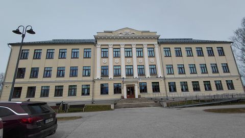 PILDID ⟩ Viisnurk ja venekeelne lühend CCCP püsivad truult riigikooli seinal