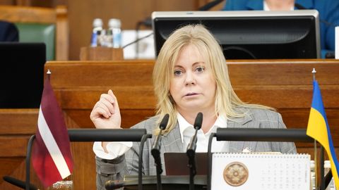 Divi auto un divi motocikli: ko atklāj deputātes Pleškānes amatpersonas deklarācija?