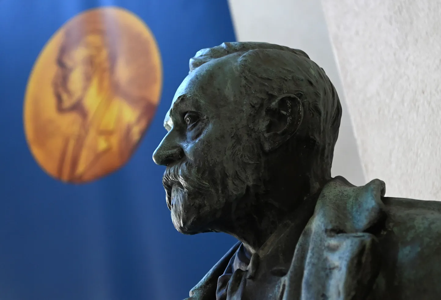 Alfred Nobeli büst.