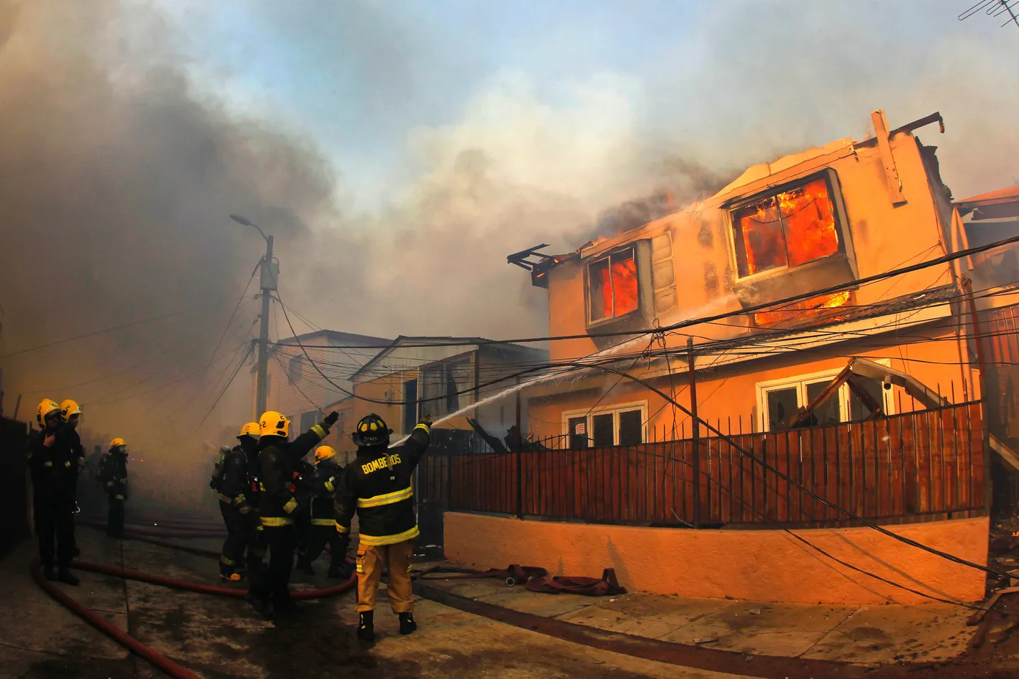 Valparaisos ähvardab põleng sadamani jõuda.