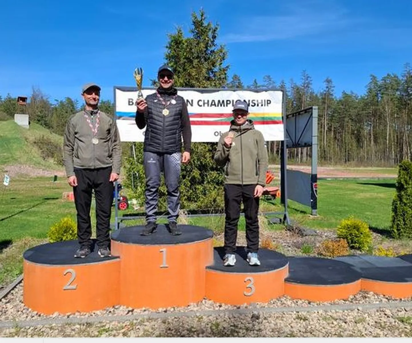 Balti karikavõistluste II etapi auhinnasaajad: Dainis Upelnieks I koht, Rolandas Racinskas II koht, paremal Karl Peeter Ein III koht.