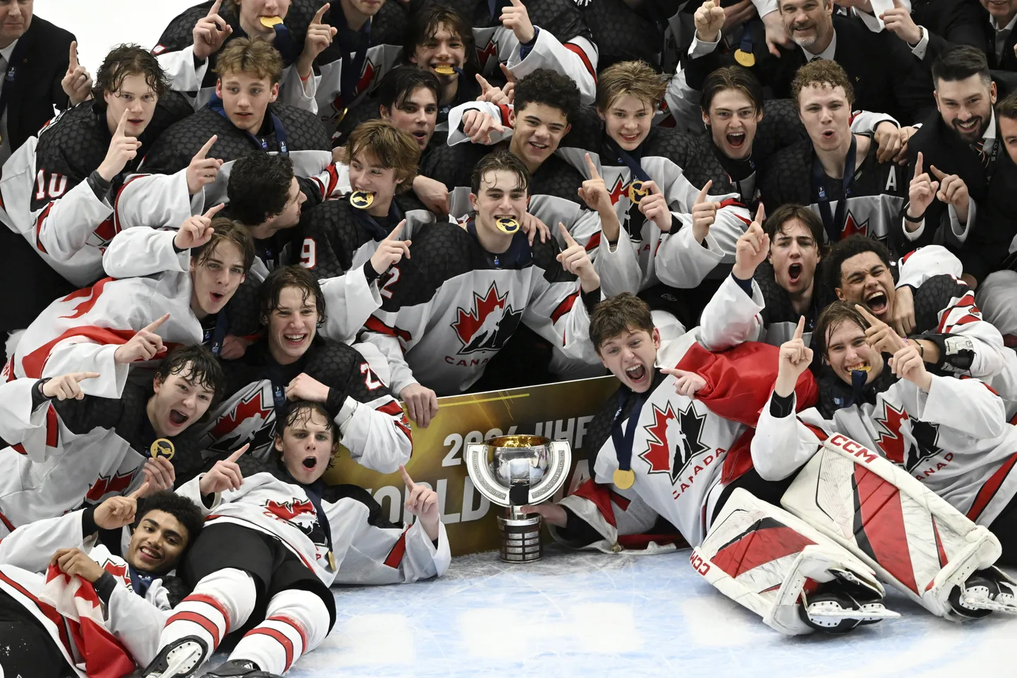 Kanādas hokejisti svin triumfu U-18 pasaules čempionātā