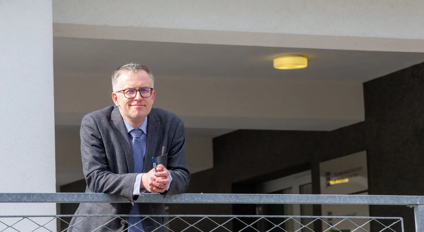 Tartu Tamme gümnaasiumi direktor Ain Tõnisson kinnitas, et koolis lähevad tänasest kaks klassi distantsõppele.