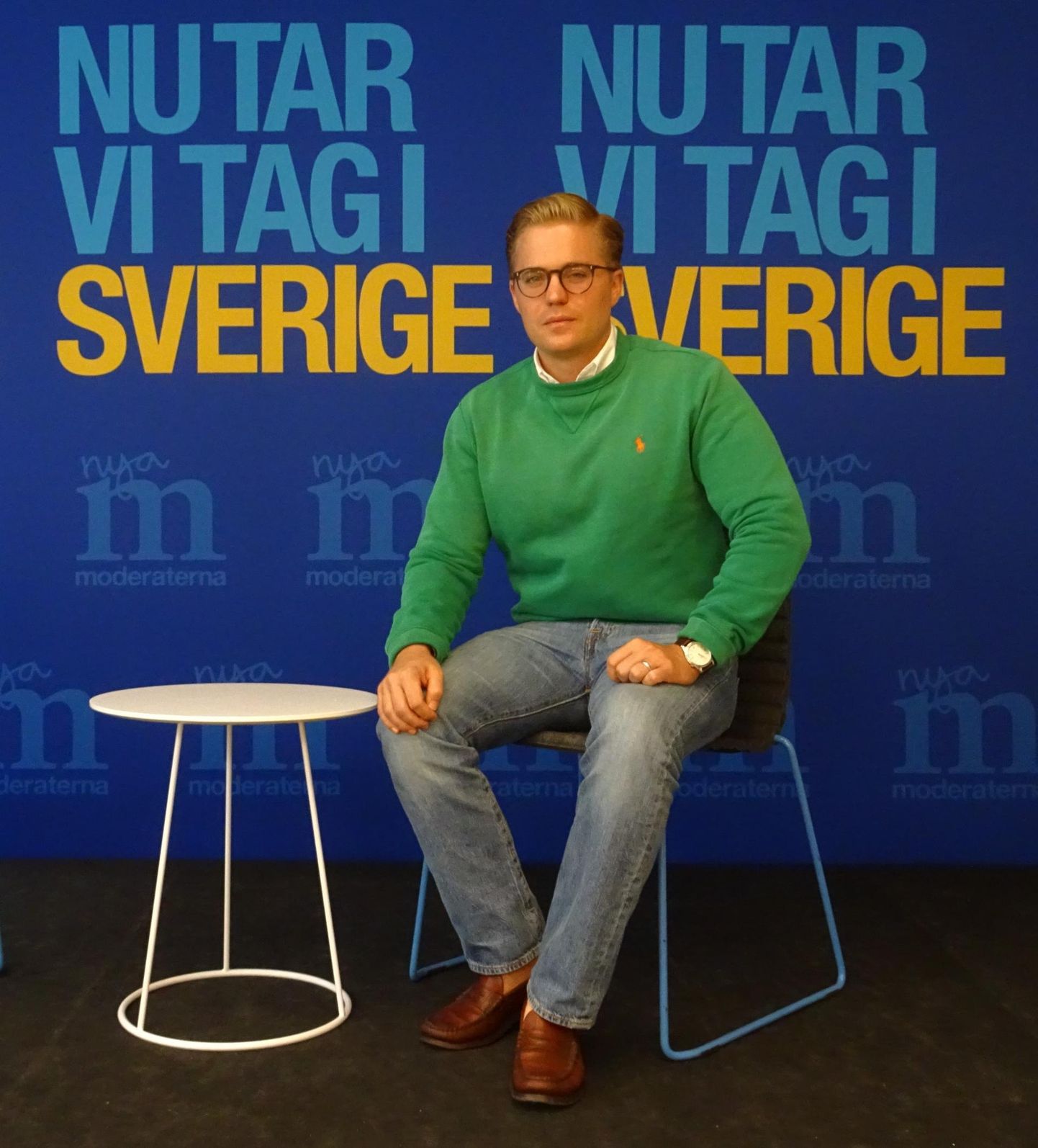 Rootsi moderaatide strateegiajuht Per Nilsson partei kontori pressiruumis Stockholmi kesklinnas. Tema taustal kuulutab tänavuste valimiste hüüdlause, et partei lubab Rootsis korra majja lüüa. FOTO: Berit Nuka
