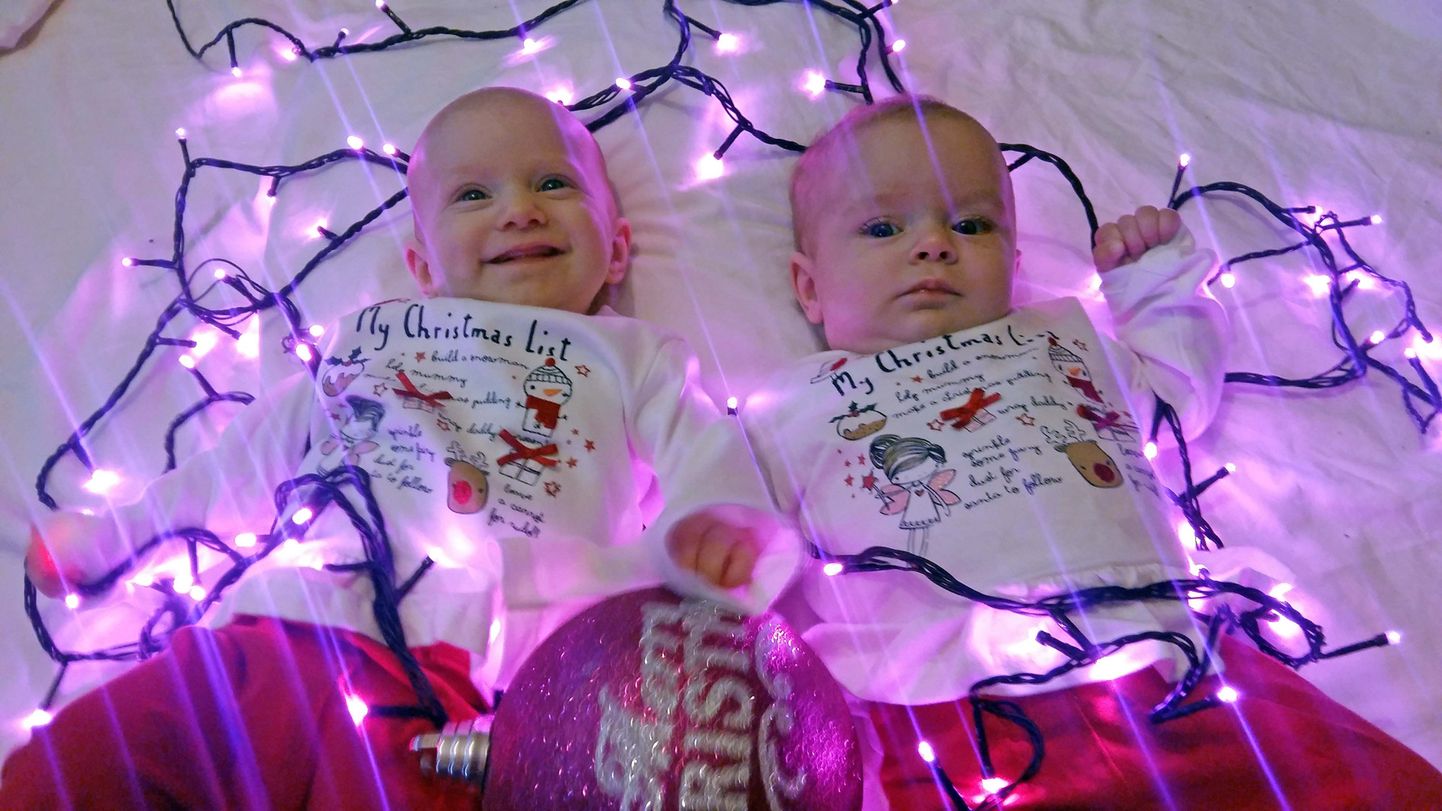 Väikesed Isabelle ja Phoebe ootavad oma esimesi jõule.
