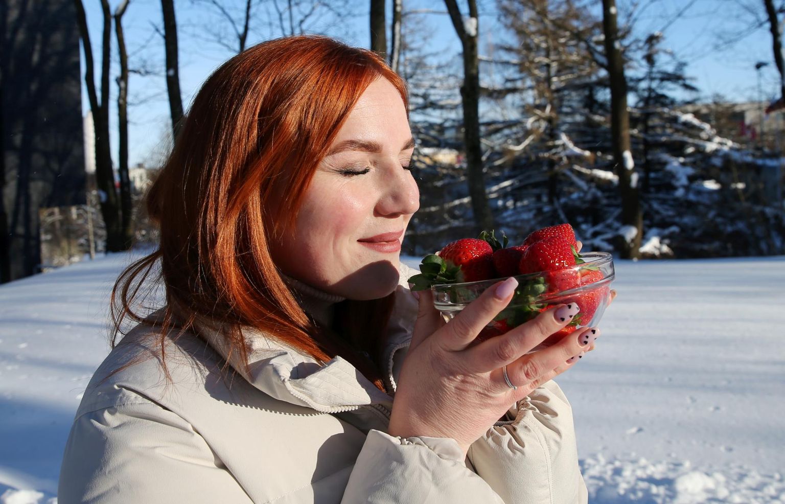 Veel kohatise valge lume taustal tunduvad maasikad eriti isuäratavad. «Talvel rõõmustasin ma Eestis iga lumesaju üle,» rääkis Yevheniia Harmanova. «Meil Mõkolajivis ei ole kunagi korralikku lund, temperatuur pluss kolm või null ja kõik on hall.»