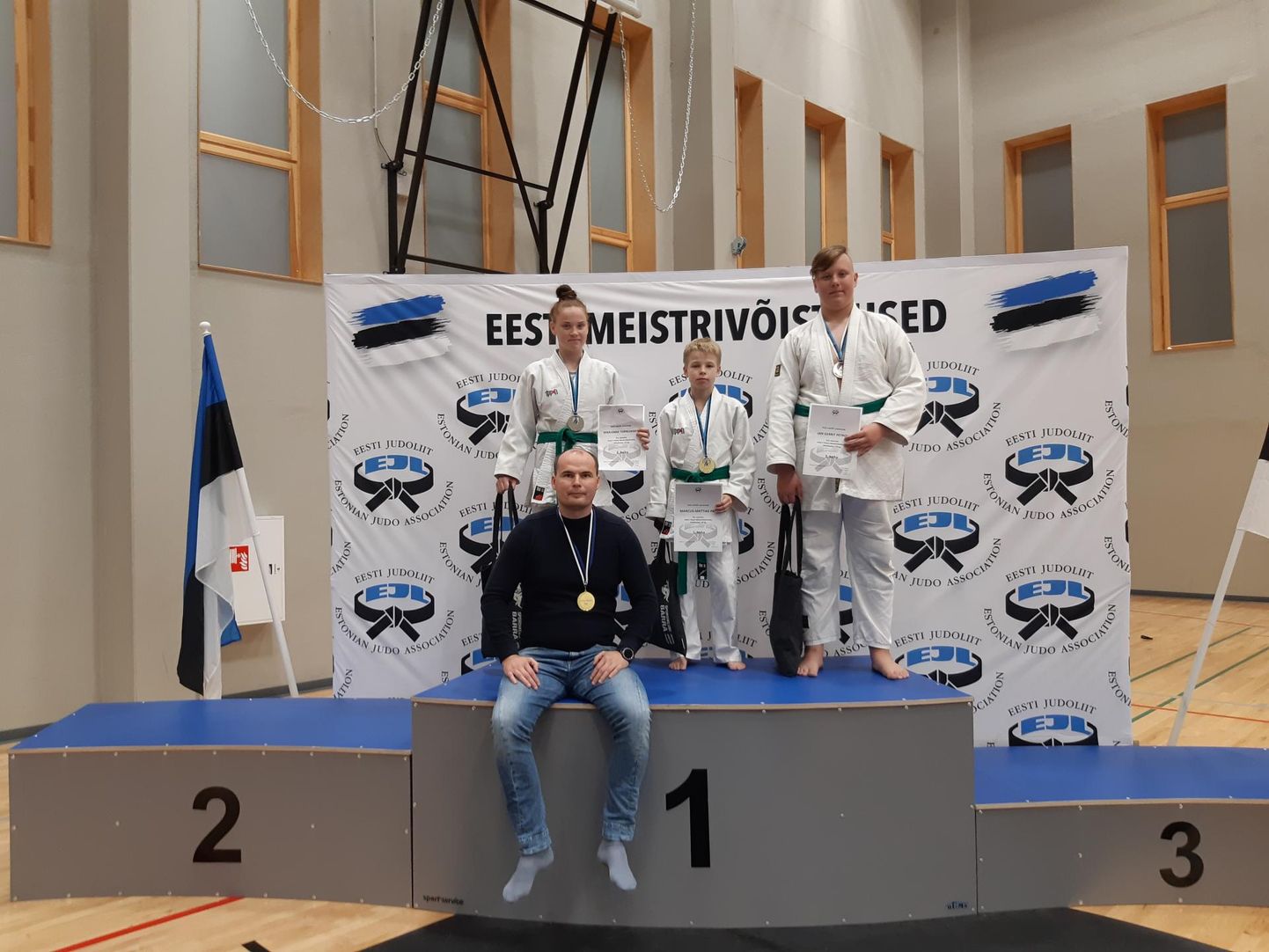 Eesti meistrivõistlusel medali teeninud Pärnu judoklubi Samurai noorsportlased koos treener Asko Loogaga.