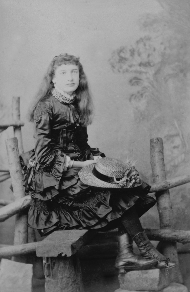Naine 1880. aasta saabastes