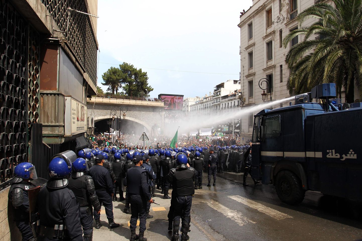 Alžiiri ümbrusesse saadeti reedel täiendavad politseijõud, et ohjeldada kaheksandat päeva protestima tulnud rahvast.