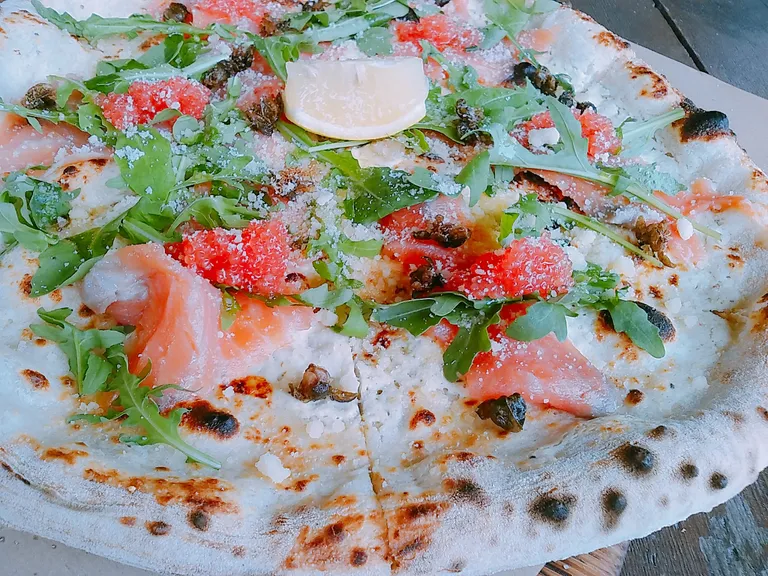 Из нового меню. Пицца Al Salmone Affumicato - с лососем, икрой, лимоном и каперсами.