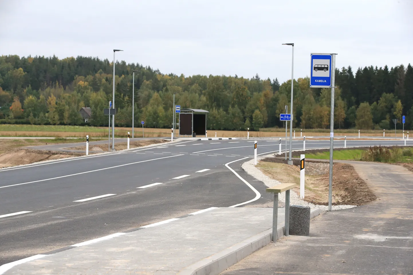 Maanteeamet lasi Kambjas ümber ehitada Kambja-Nõo teeotsa ning seal on nüüd uus bussipeatus Nõo poolt tulevatele ja sinnapoole sõitvatele bussidele. Järgmisest kuust hakkavad need bussid jälle peatuma ka vanas harjumuspärases peatuses..