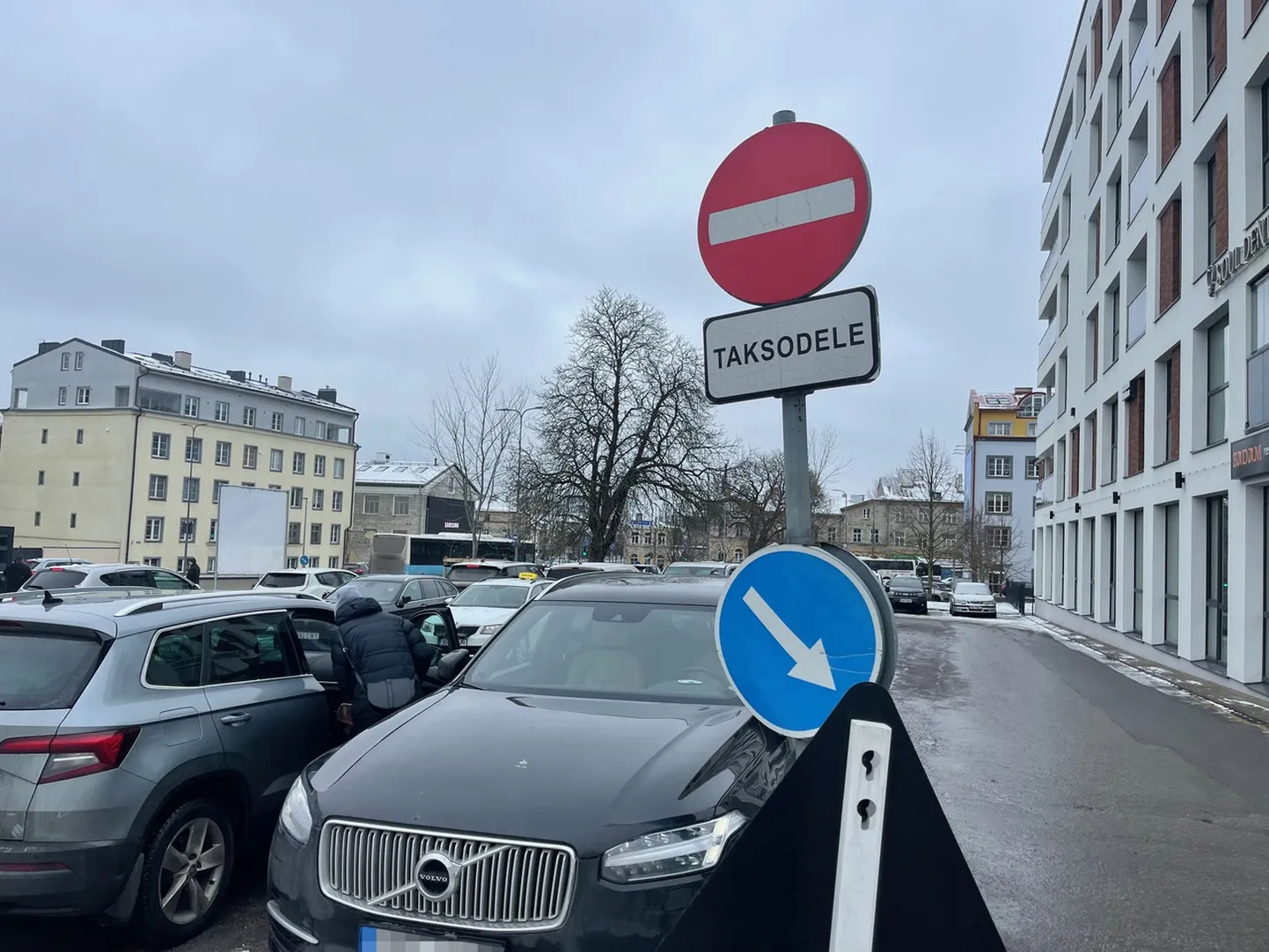 Bussijaama juures asuv parkla.