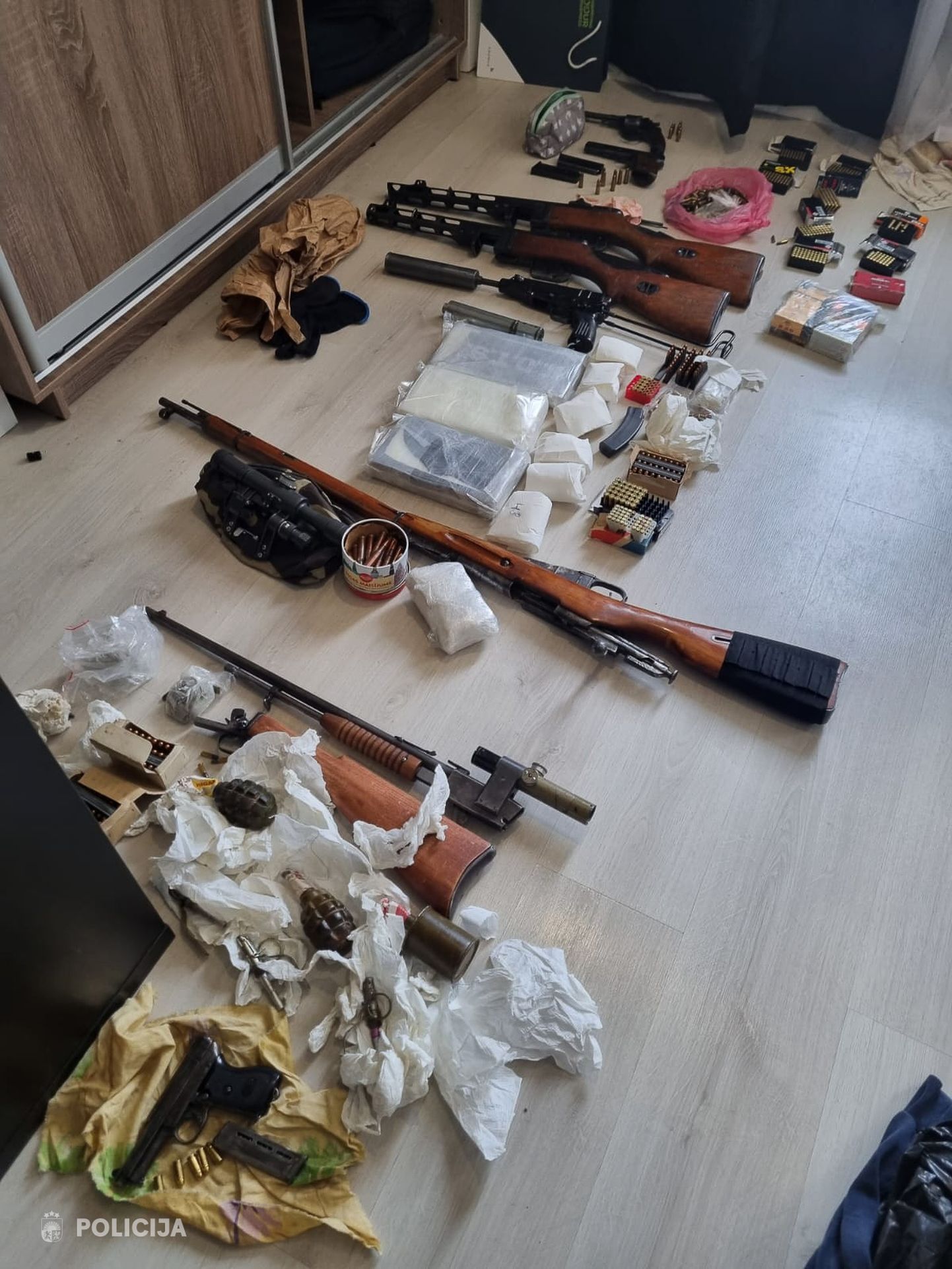 Valsts policija Rīgā aiztur narkodīlerus ar šaujamieročiem un vairākiem kilogramiem kokaīna