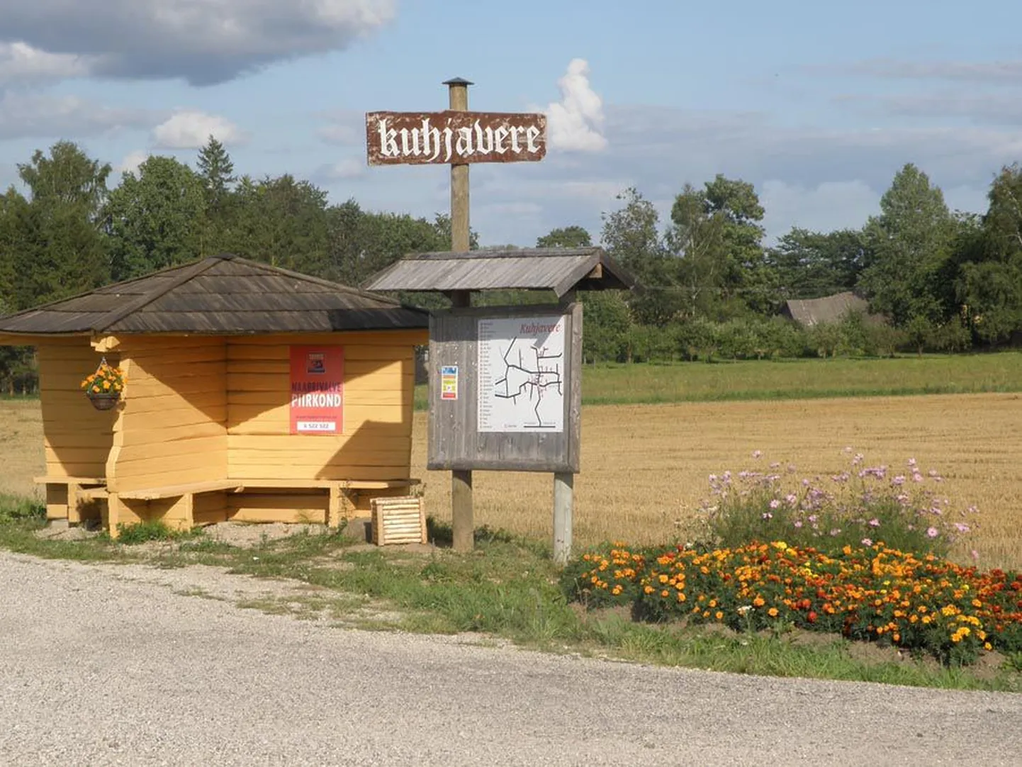 Kuhjaverre saabub näiteseltskondi mitmelt poolt. Kaugemate tulijate hulgas on Paide ja Avinurme teatritrupp ning rahvusvaheline noorte puhkpilliorkester Wersalinka.