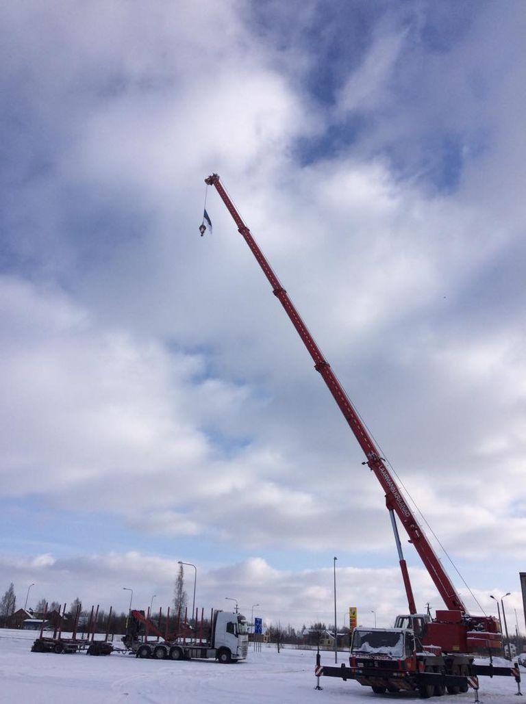 Lugeja saatis foto Pärnu kõige kõrgemale heisatud lipust Sauga ringraja juures.