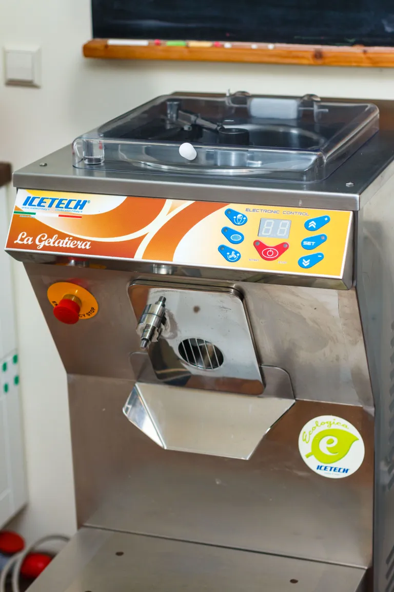 Just säärase saapamaa jäätisemasinaga itaaliapärane gelato valmibki.