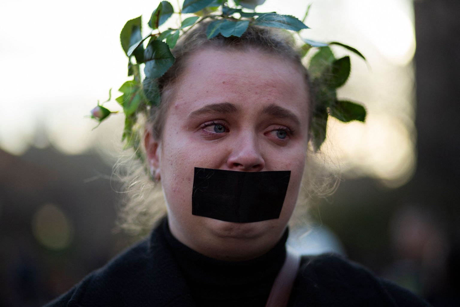 Teibiga suu katnud meeleavaldaja, kes protestib venelaste poolt ukrainlastele suunatud seksuaalse vägivalla vastu.