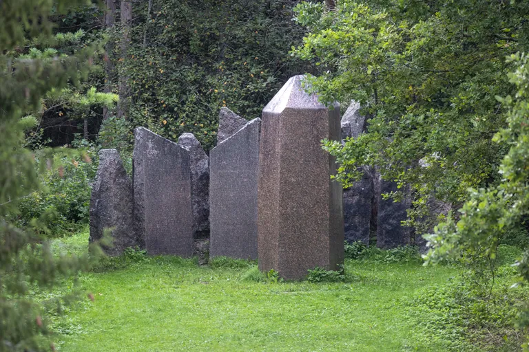 Ülo Stööri ja Renaldo Veeberi «Sakalamaa kaitsjatele 1217–1223» Lõhaveres.