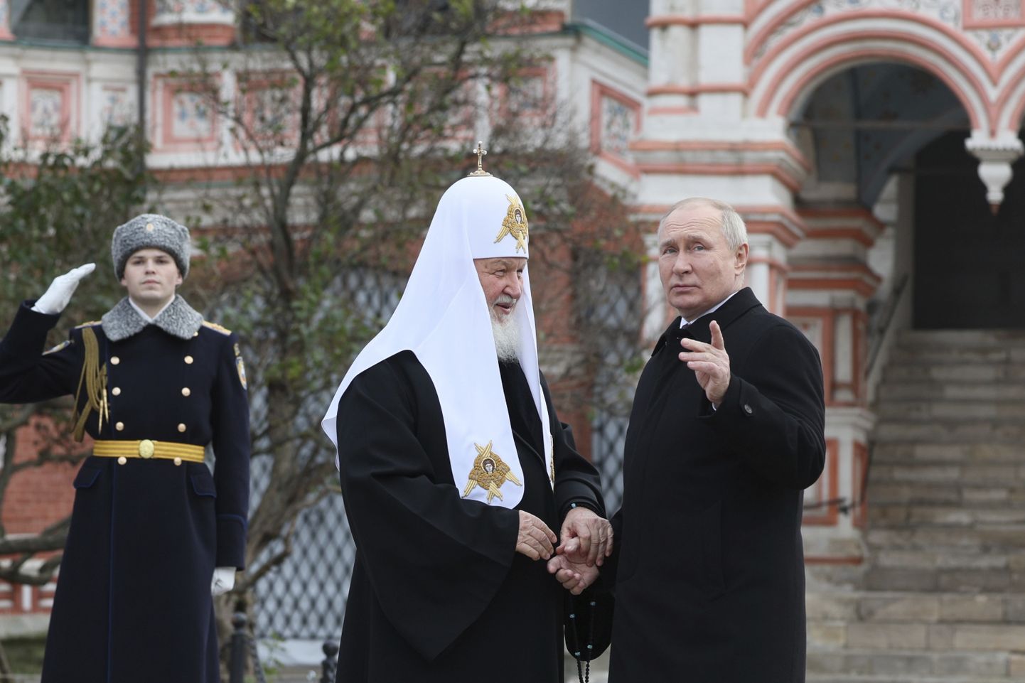 Патриарх РПЦ МП Кирилл держит за руку Путина на Красной площади, 4 ноября 2023 года.