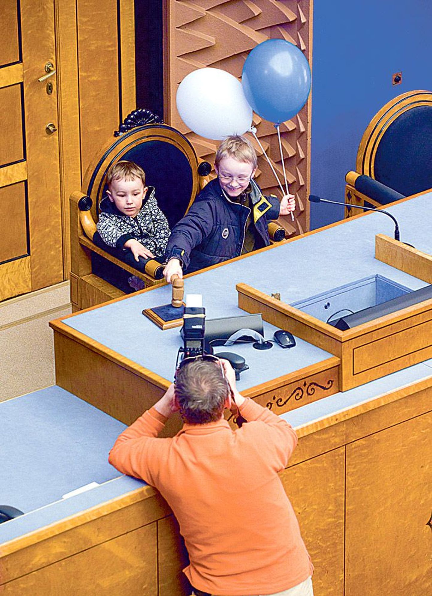 Õhtulehe fotograaf Arno Saar pildistab ajutiselt riigikogu esimehe tooli hõivanud lapsi.