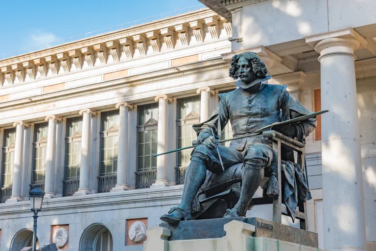 Izcilā gleznotāja Djego Velaskesa skulptūra pie Prado muzeja Madridē. Tēlnieks: Aniseto Marinass.