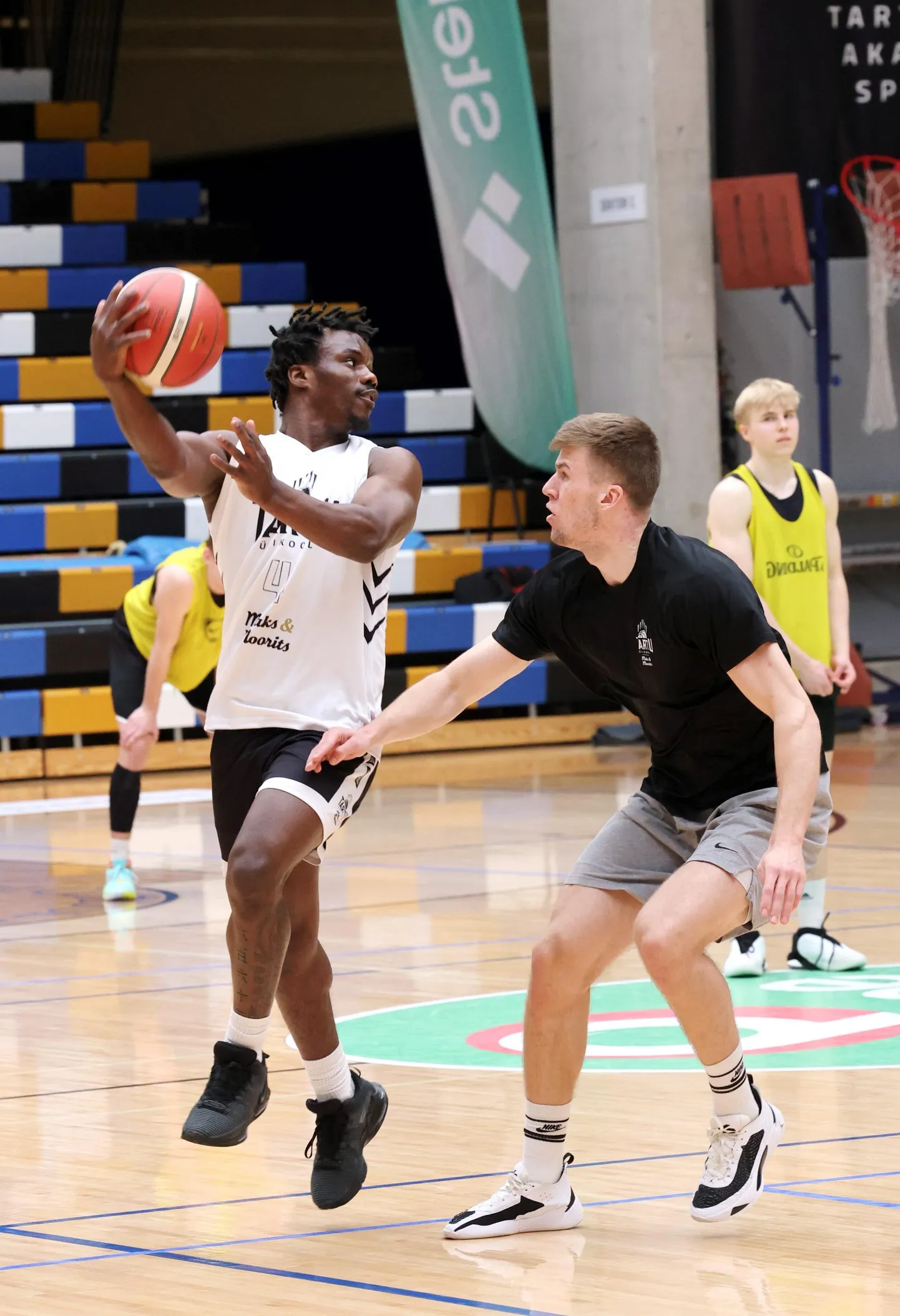 Tartu ülikooli korvpallimeeskond tegi eile viimase saalitrenni enne finaalseeria teist kohtumist. Oskusi lihvisid Ty Gordon (vasakul), kes tõusis esimeses mängus küll Tartu resultatiivseimaks, kuid patustas kuue pallikaotusega. Leemet Böckler jäi hätta skoori tegemisega.