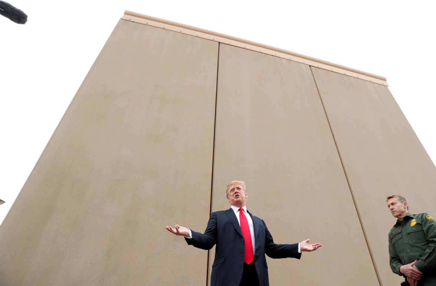 Donald Trump Mehhiko müüri prototüüpide juures.