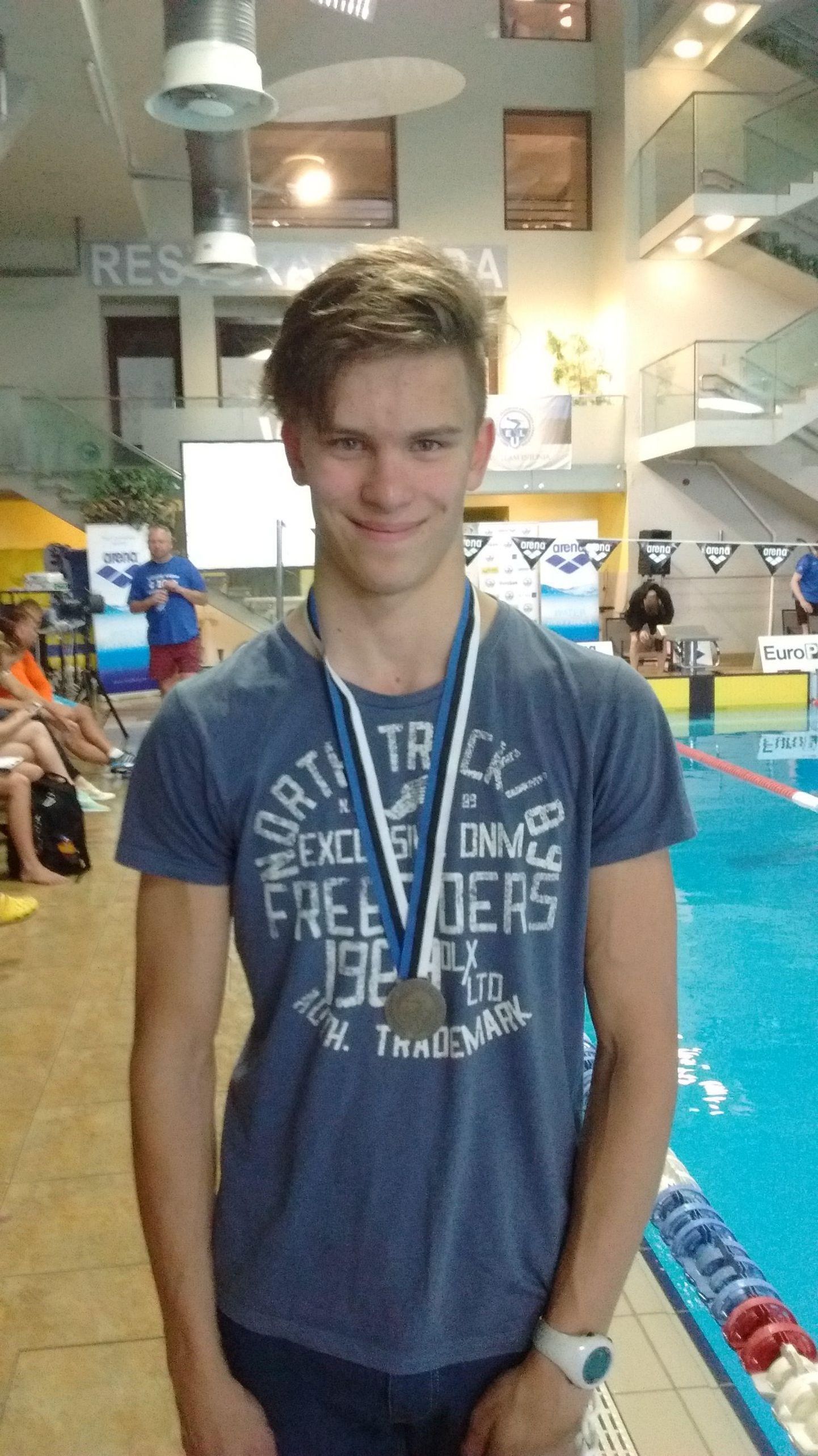 Rando Vainikk parandas spordikooli esivõistlustel 400 meetri vabaltujumises 31 aasta vanust Pärnu rekordit.