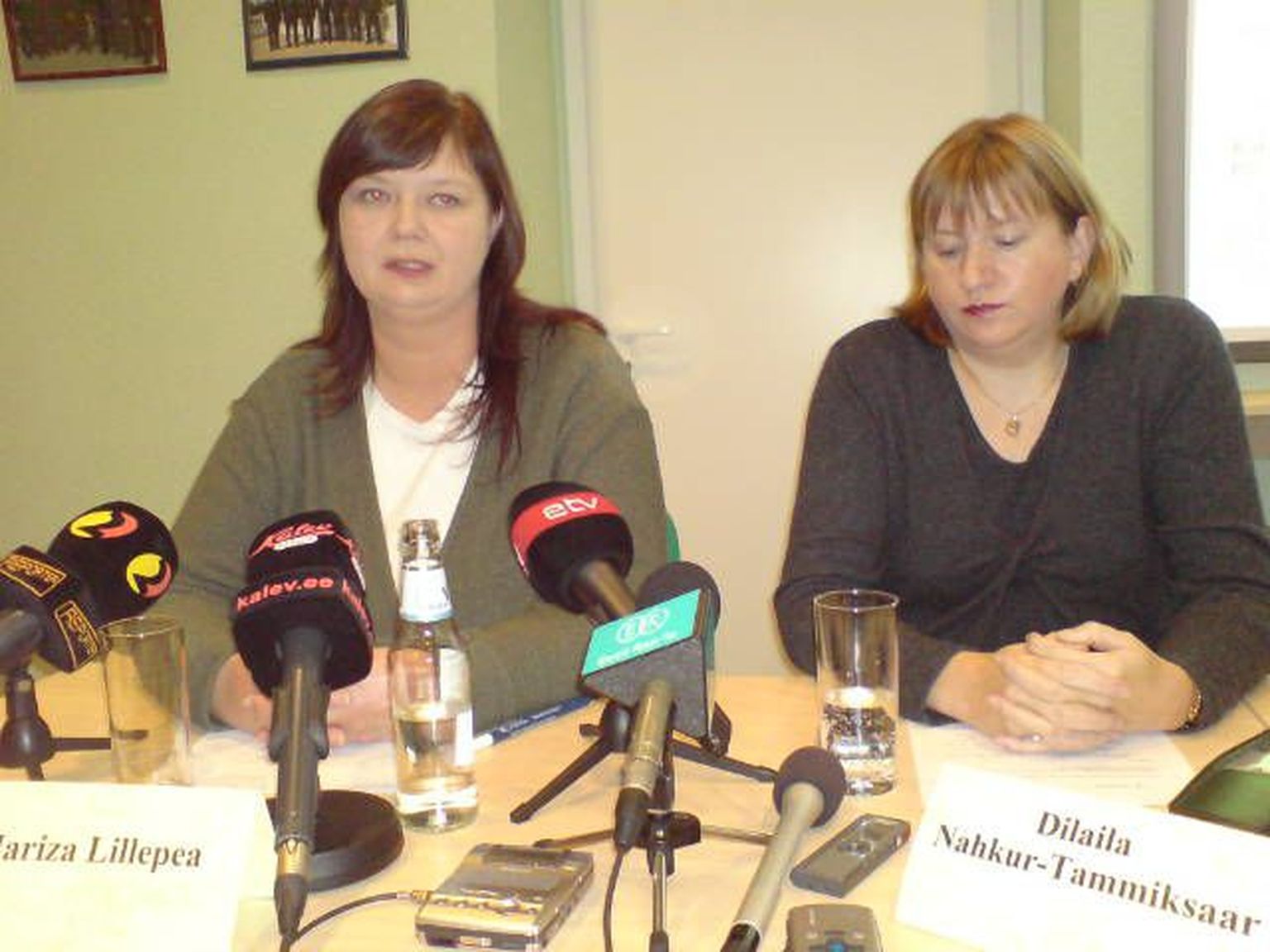 Viru ringkonnaprokuratuuri prokurör Mariza Lillepea ja juhtivprokurör Dilaila Nahkur-Tammiksaar tänasel pressikonverentsil, kus avaldati Oru nelikmõrva esialgne versioon.