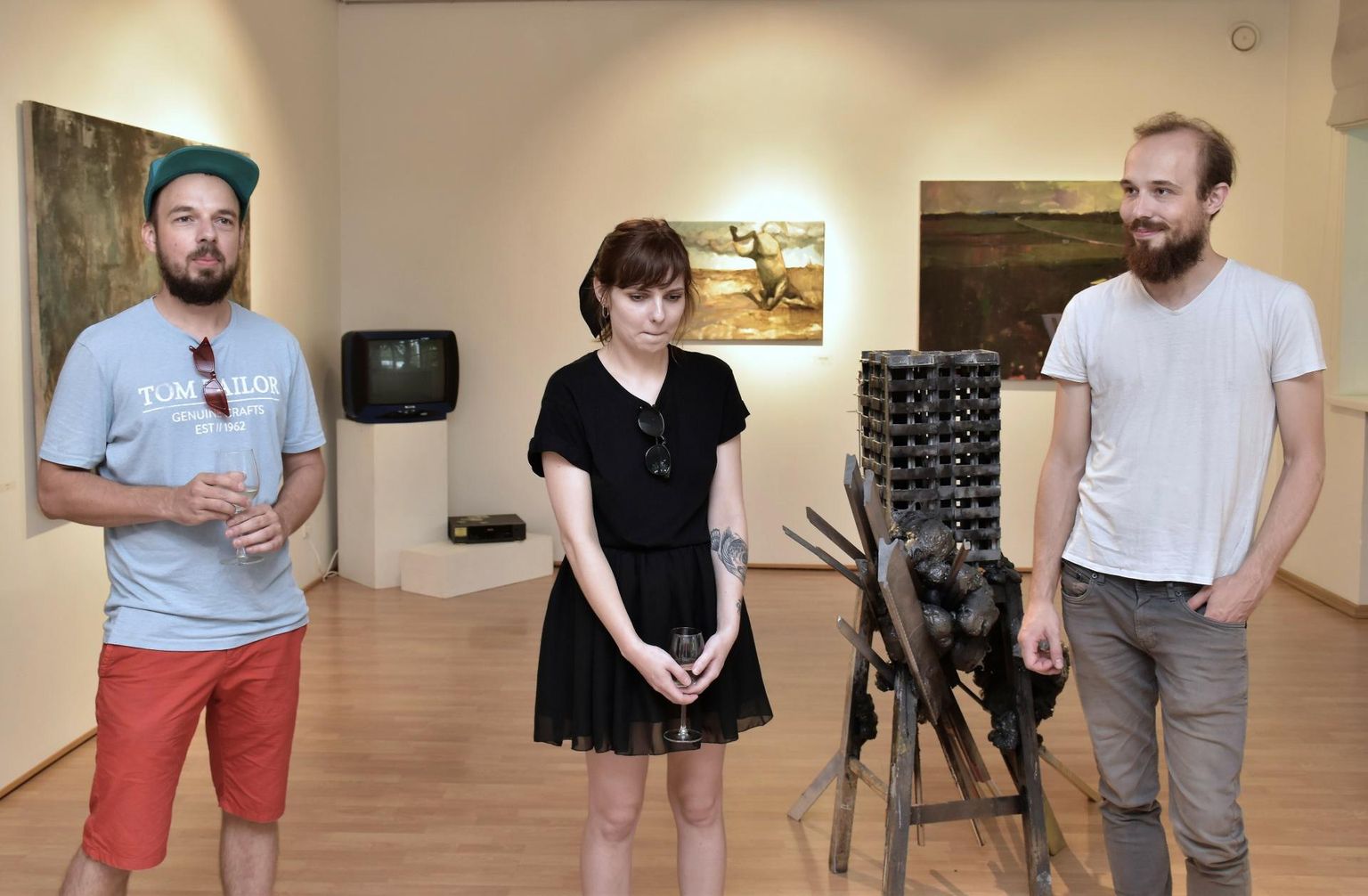 Indrek Aavik, Edgar Juhkov ja Anni Mets avasid Pärnu linnagaleriis kunstnike majas oma ühisnäituse “Varastatud tähendused”.