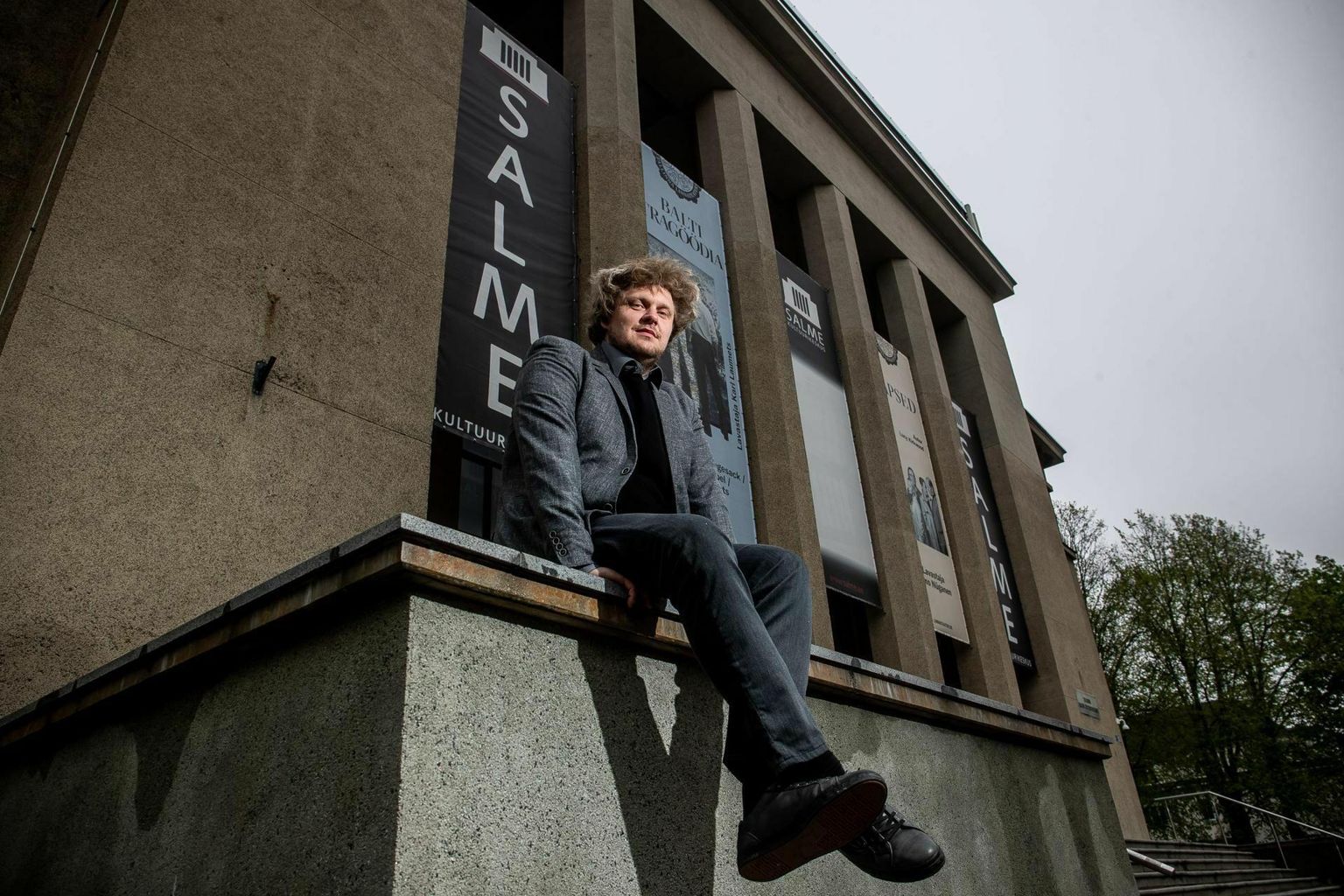 Tallinna Linnateatri loovjuht Uku Uusberg: «Olen segaduses ja äraootaval seisukohal.» 