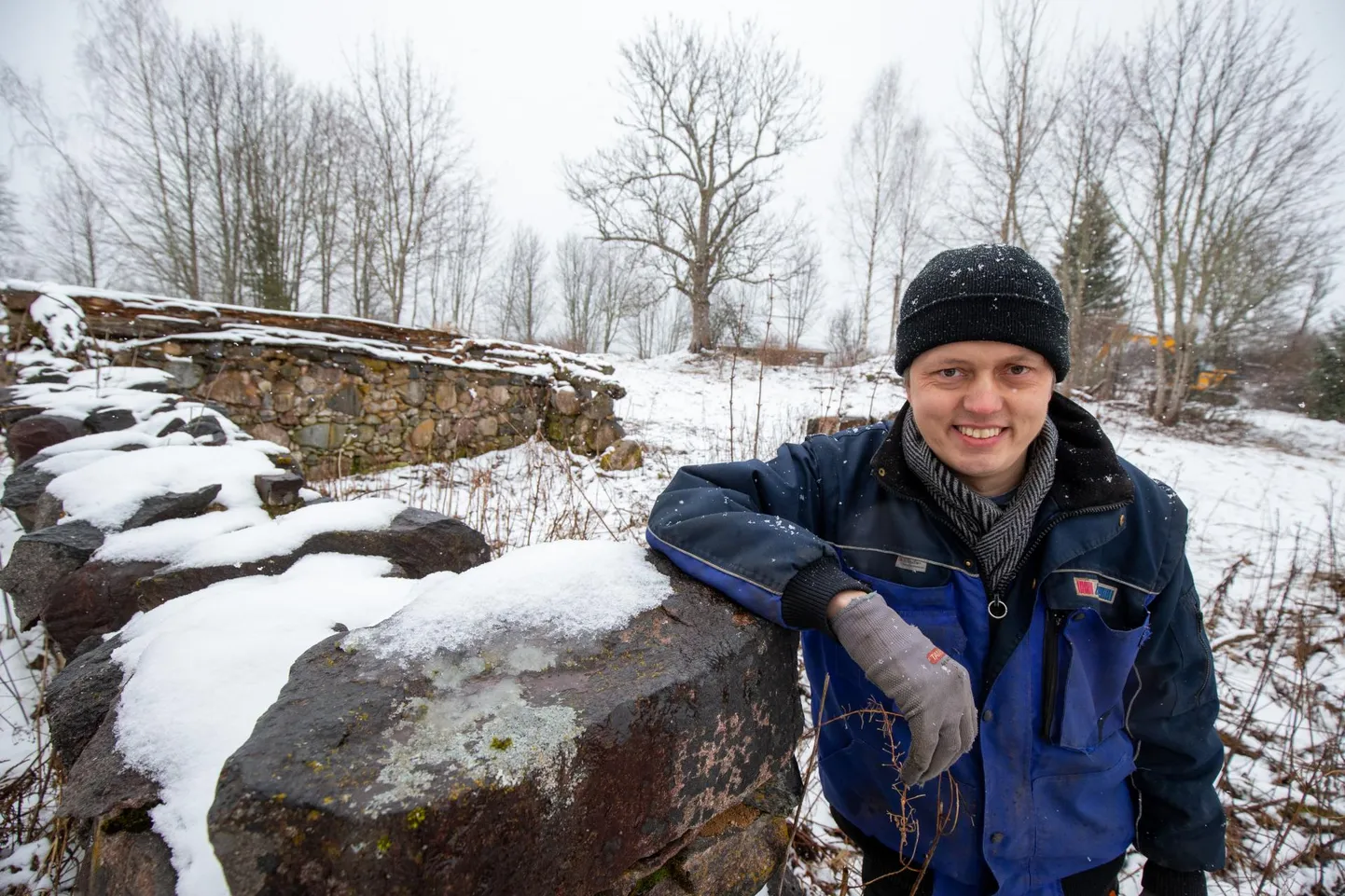 Vaimulik Kristjan Luhamets selle nädala kolmapäeval Eesti-Läti piiri lähedal esivanemate talukohas, mille küünist ja laudast on alles ainult katkised kiviseinad.