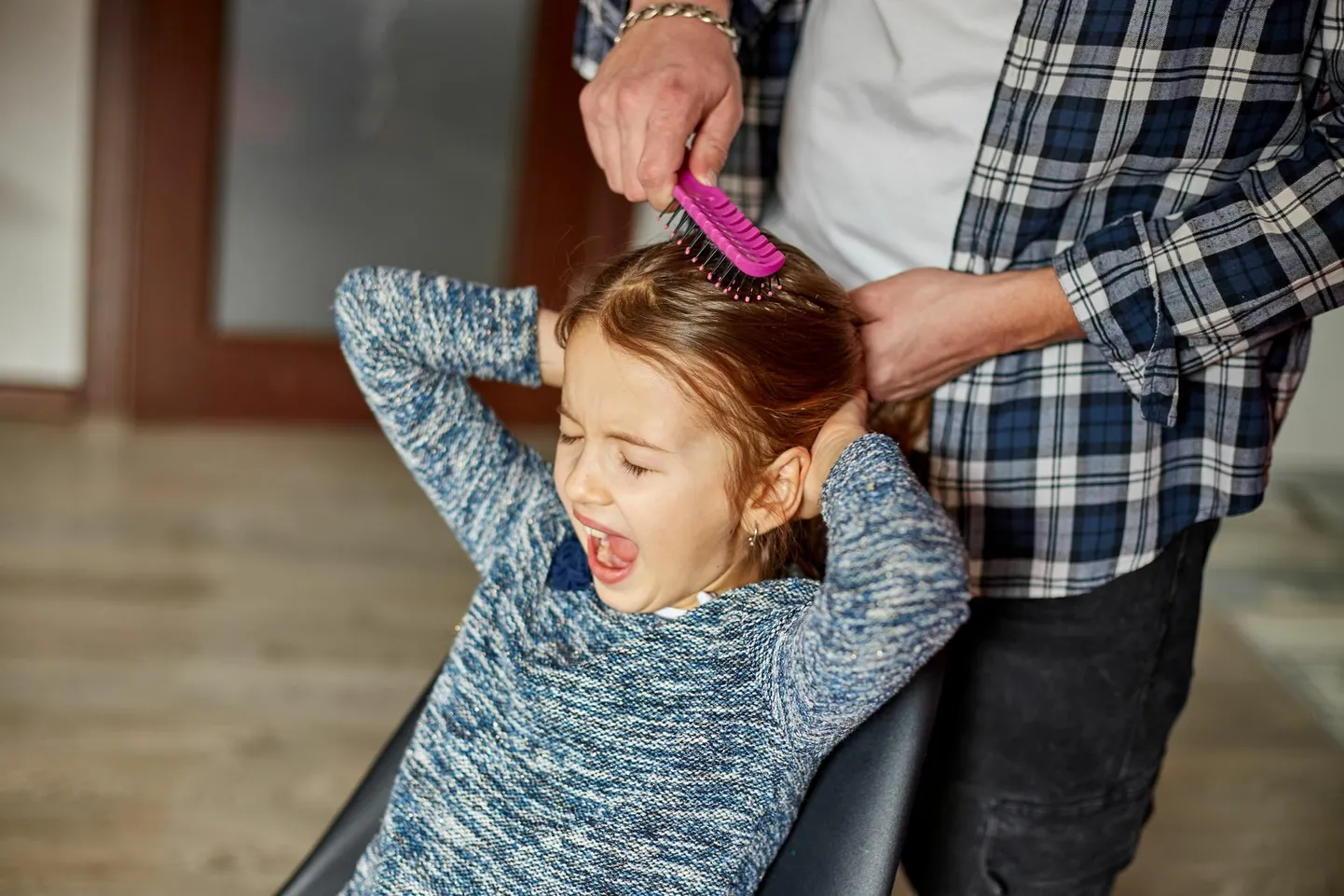 Ülivastuvõtlikkusega lapsele võib olla vastumeelne näiteks juuste kammimine või küünte lõikamine.  FOTO: Shutterstock