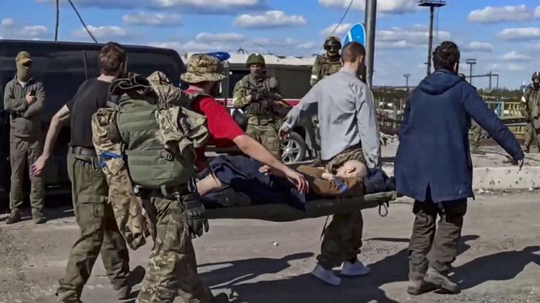 Судьба вывезенных раненых и самостоятельно вышедших с "Азовстали" украинских военных остается неизвестной
