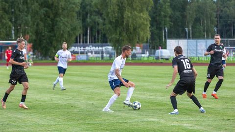 Tiitlikaitsja edenes staaride löödud väravate toel poolfinaali