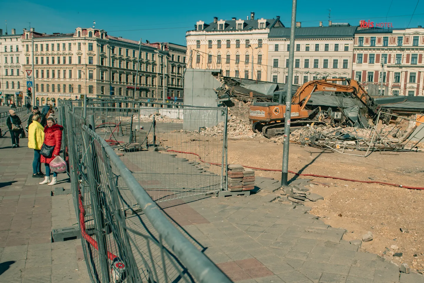 Foto: Marijas un Satekles ielas krustojumā turpinās demontāžas darbi
