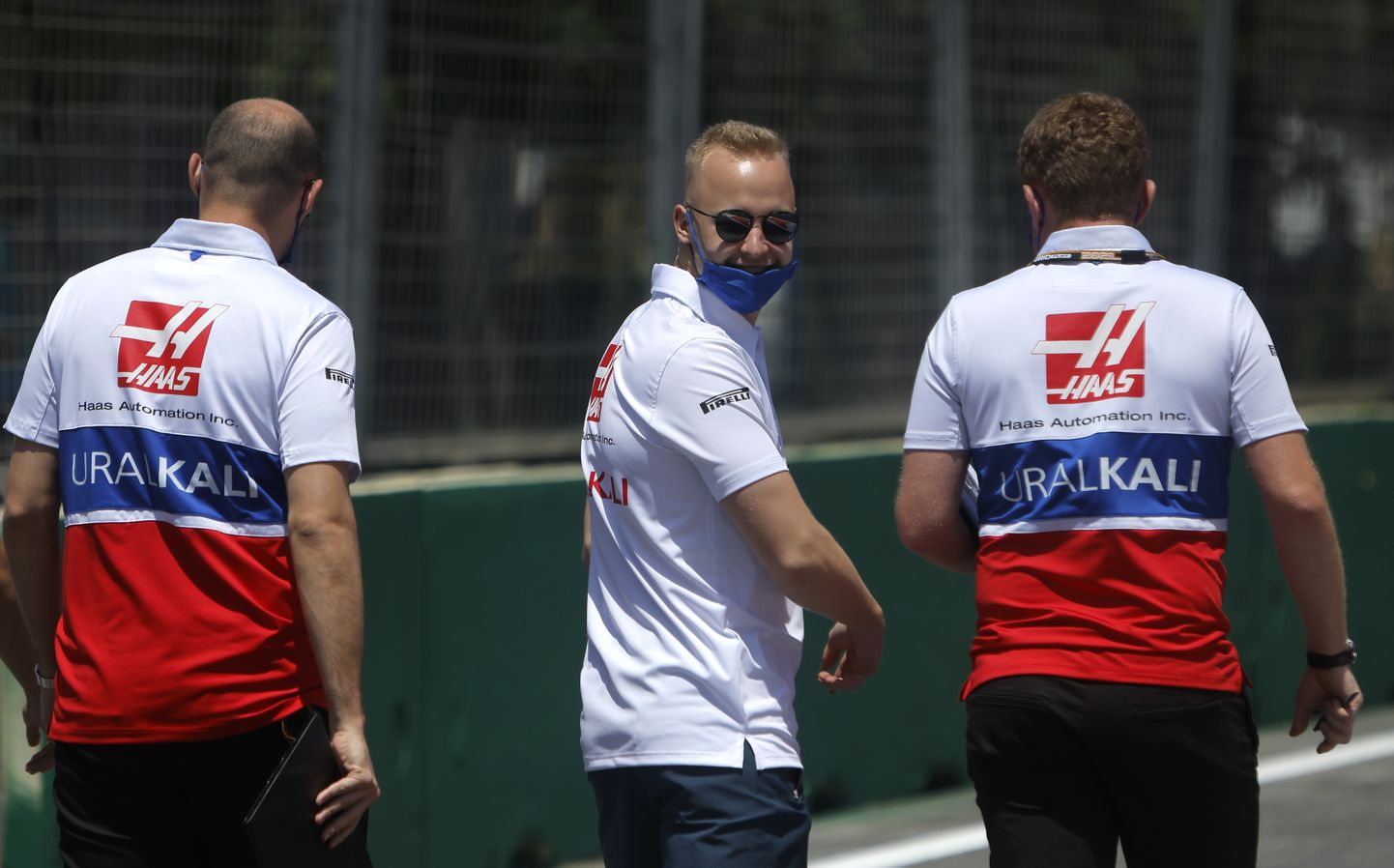 Vormel 1 Haasi tiimi piloot Nikita Mazepin  (keskel) eelmisel nädalavahetusel Bakuu GP-l.