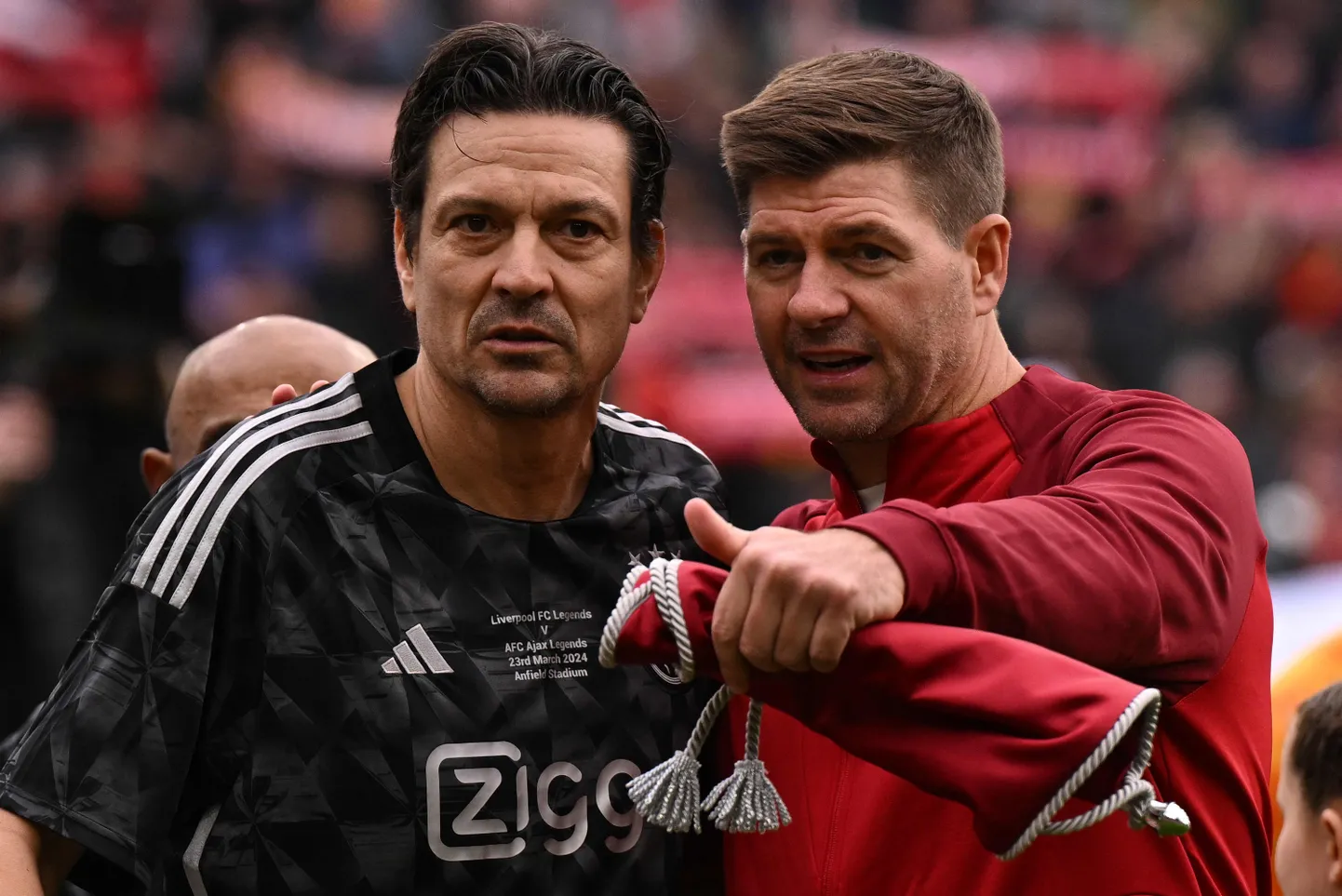 Jari Litmanen (vasakul) osales 23. märtsil peetud heategevuslikul Amsterdami Ajaxi ja Liverpooli legendide mängul. Pildil on ta koos Steven Gerrardiga.