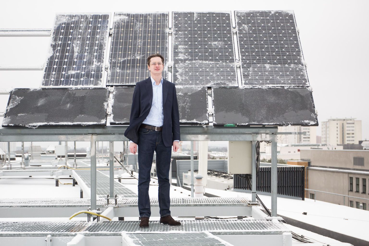 Marek-Andres Kautsi sõnul on päikeseelektrijaamadel oluline ülesanne aidata hoida elektri hinda madalamal just päevasel ajal, kui tarbimine on suurem. Pildil katsejaam TTÜ katusel.