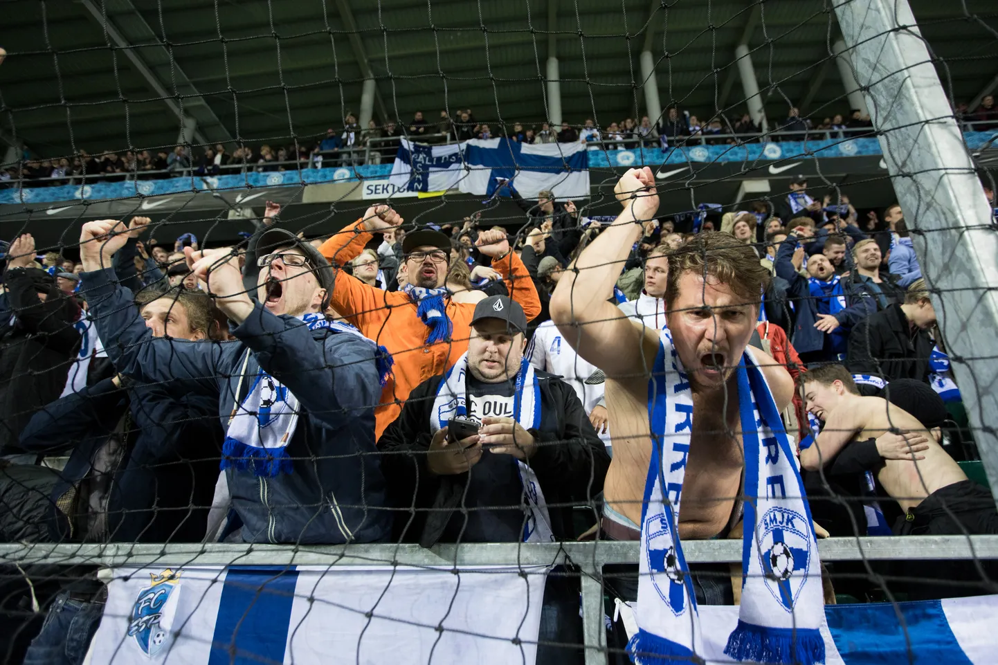 Soome jalgpallikoondise fännid Lilleküla staadionil.