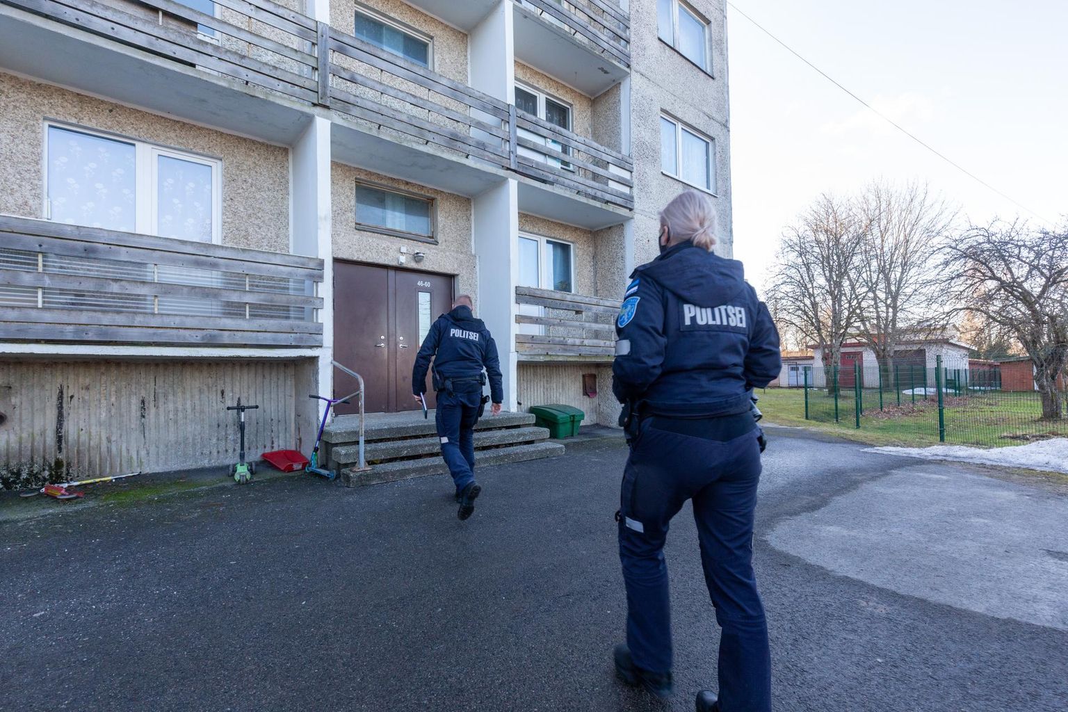 Первого марта вечером на лестничной площадке в одной из квартир многоквартирного дома в Выхма двух детей ударили ножом, в нанесении ранений подозревалась жившая на том же этаже 37-летняя женщина.