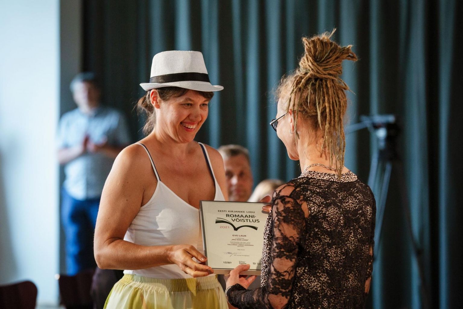 Eve Laur (vasakul) pälvis oma teosega «Õmblejanna» Eesti Kirjanike Liidu 2021. aasta romaanivõistlusel Tallinna linna preemia.