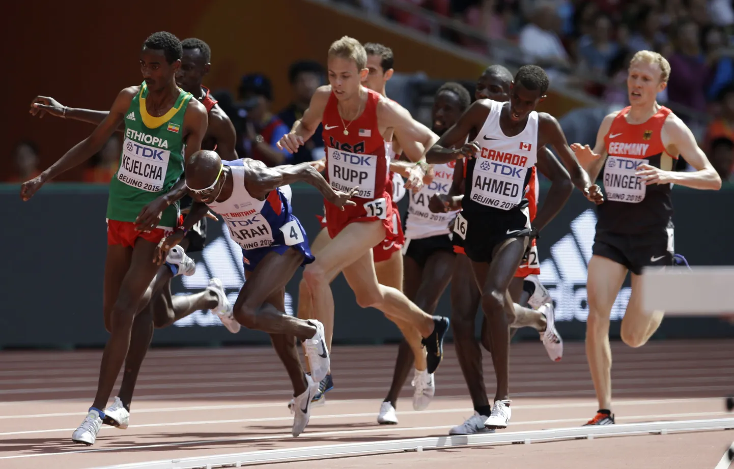 Mo Farah suutis napilt kukkumist vältida.