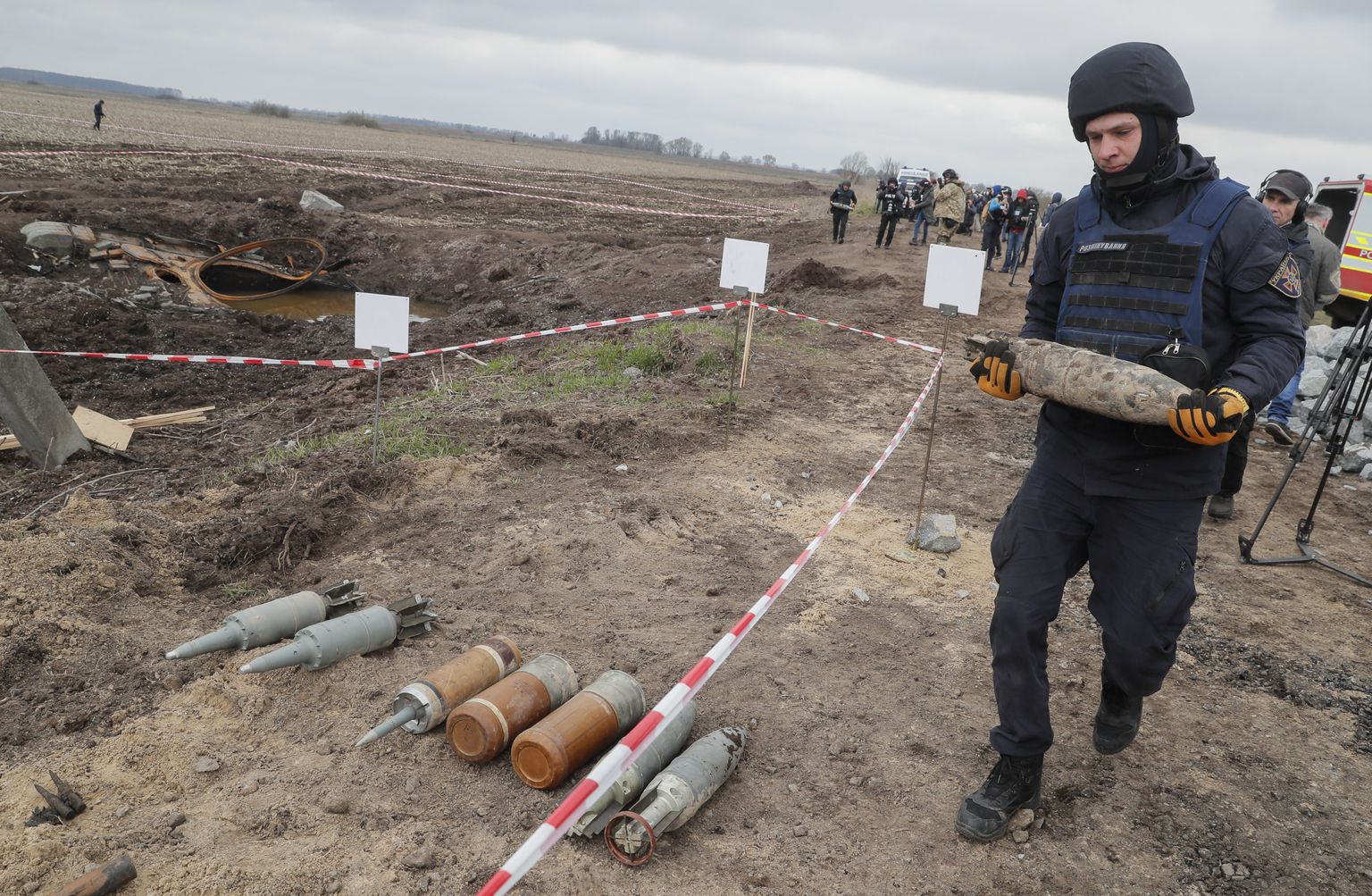 Ukraina päästetöötajad eemaldavad miine Brovarõi linna lähedalt Kiievi oblastis,