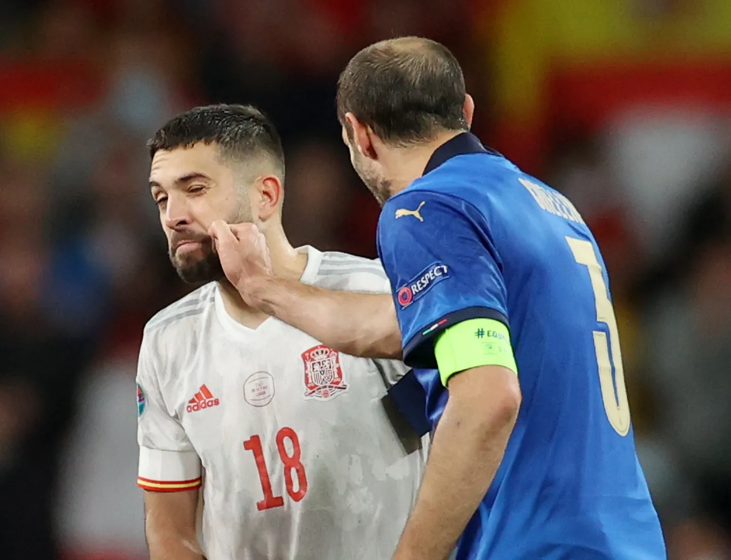 Itaalia koondise kapten Giorgio Chiellini lõi 6. juuli EMi poolfinaalis enne penalte Hispaania kaptenile Jordi Albale sõbralikult vastu põske