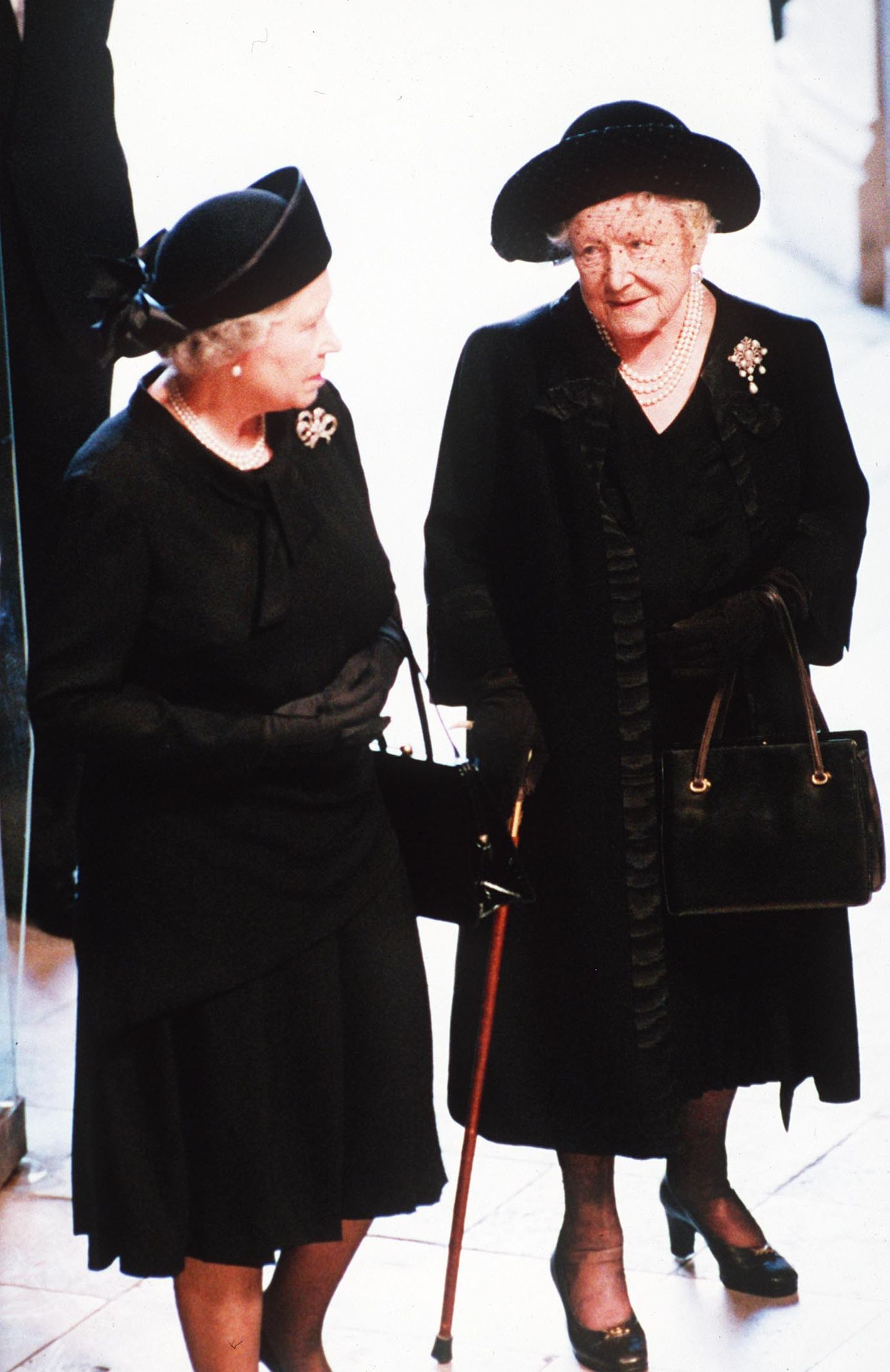 Kuninganna Elizabeth II ja kuninganna ema Diana matustel