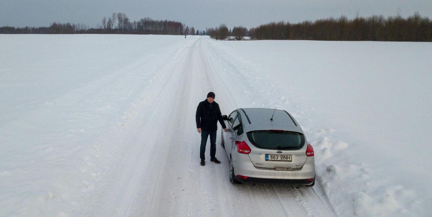 Peipsiääre vallavanem Aleksandr Širokov on jätnud auto seisma Koosa-Kirepi-Metsakivi tee äärde, mis peaks plaani järgi riigilt vallale üle antama. Peipsiääre inimesed pole aga sellega päri.